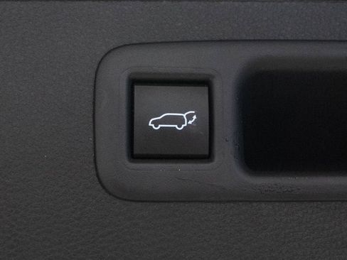 Used 2023 Toyota Highlander XLE AWD/4WD image 37