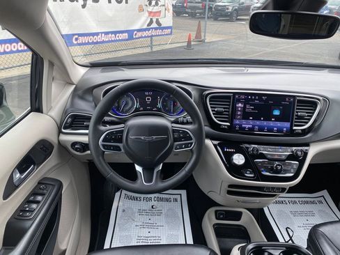 Used 2024 Chrysler Pacifica Touring-L image 19