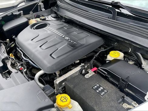 Used 2017 Jeep Cherokee Latitude w/ Safety/Convenience Group FWD image 32