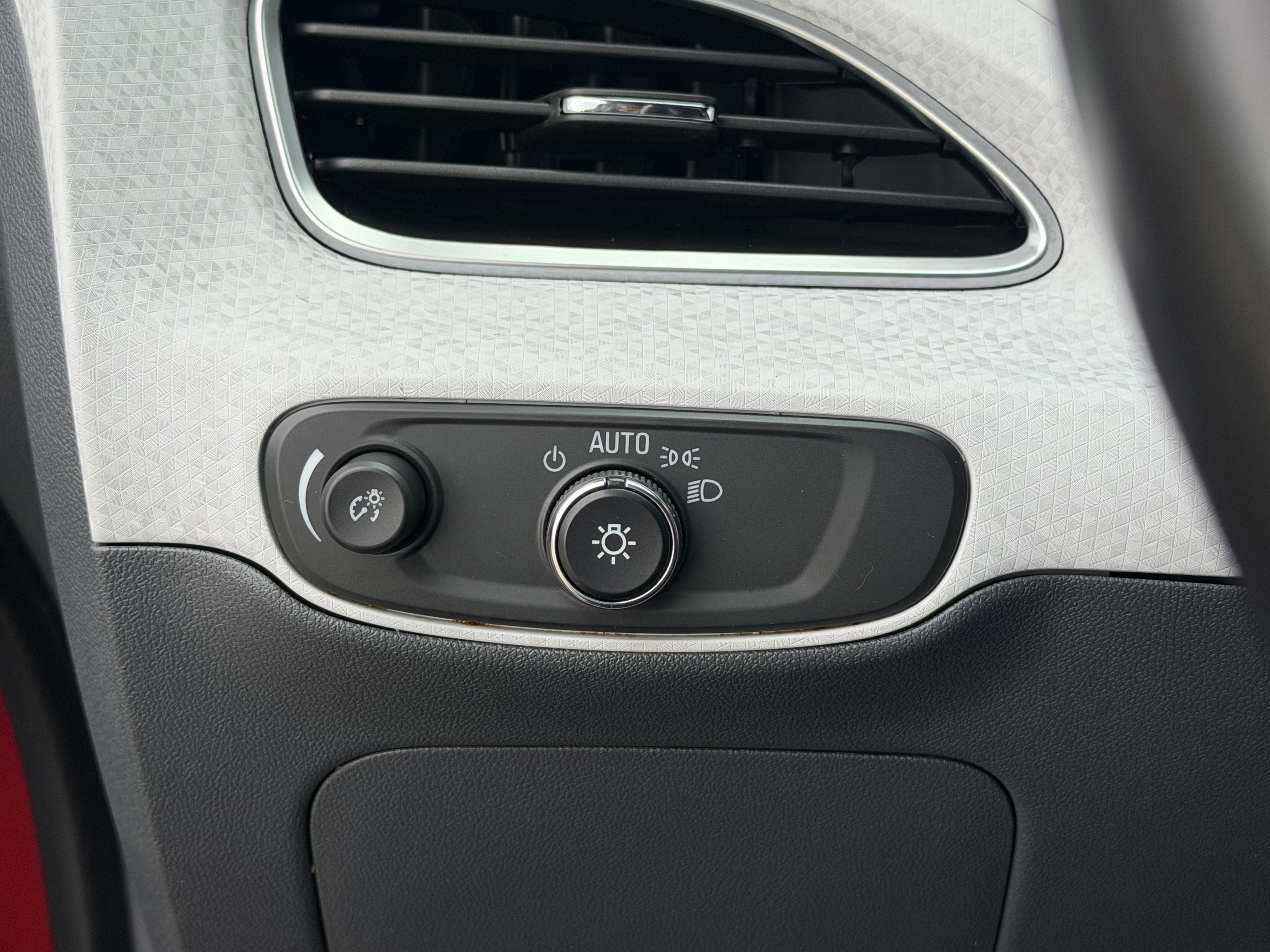 Used 2021 Chevrolet Bolt LT FWD image 22