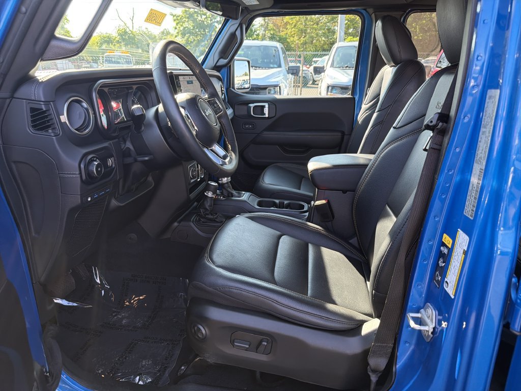 Used 2024 Jeep Wrangler Unlimited Sahara w/ Technology Group AWD/4WD image 12