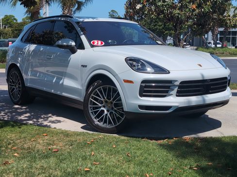 Used 2023 Porsche Cayenne Platinum Edition AWD/4WD image 2