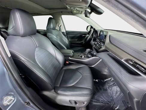 Used 2020 Toyota Highlander XLE FWD image 29