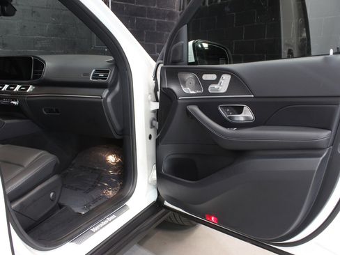 Used 2023 Mercedes-Benz GLS 450 4MATIC image 32
