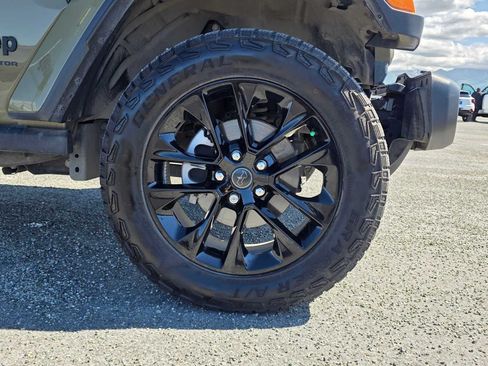 Used 2025 Jeep Gladiator Mojave AWD/4WD image 9