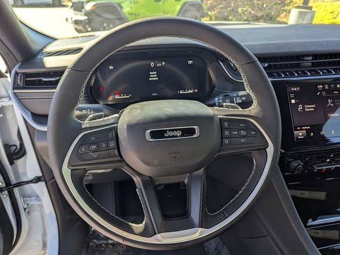 New 2025 Jeep Grand Cherokee Altitude image 15