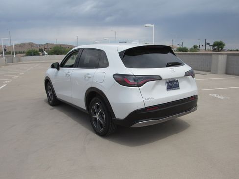 Used 2023 Honda HR-V EX-L image 6