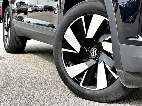 Used 2024 Volkswagen Atlas Cross Sport SE image 2