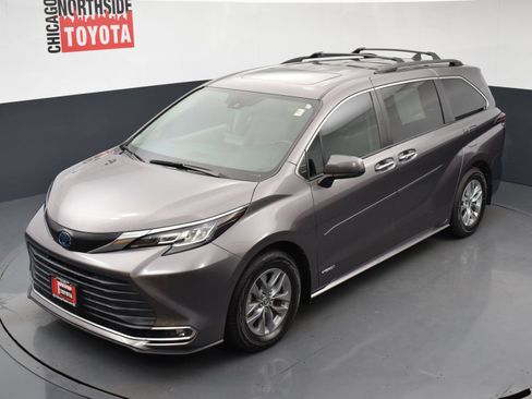 Used 2021 Toyota Sienna XLE FWD image 28