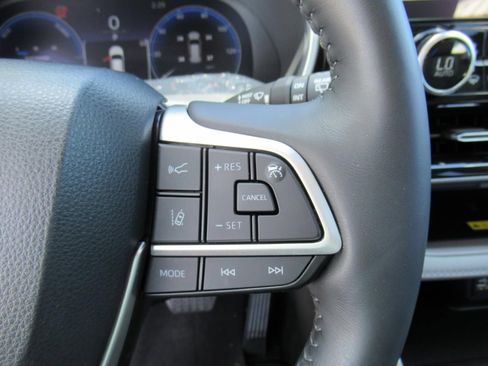 Used 2023 Toyota Highlander Limited FWD image 26