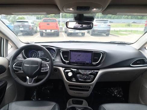 Used 2024 Chrysler Pacifica Touring-L FWD image 12