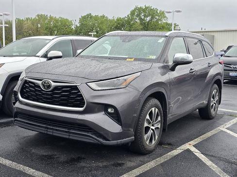 Used 2021 Toyota Highlander XLE AWD/4WD image 2
