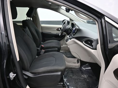 Used 2017 Chrysler Pacifica Touring image 39