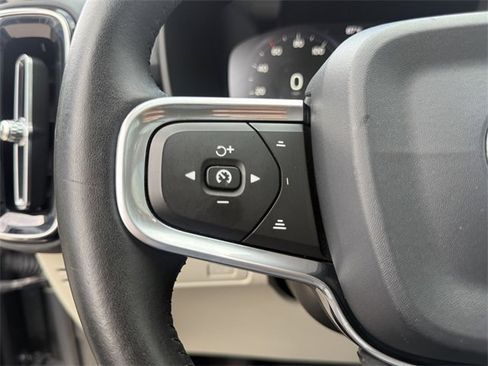 Used 2019 Volvo XC40 T5 Momentum image 19