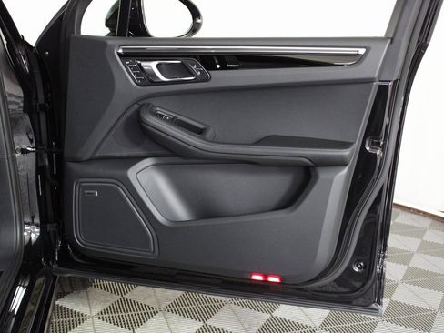 Used 2025 Porsche Macan Turbo image 38