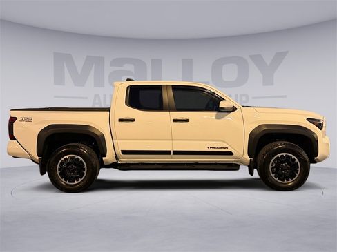 Certified 2025 Toyota Tacoma TRD Off-Road image 6