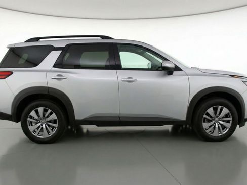 Used 2025 Nissan Pathfinder SV image 11
