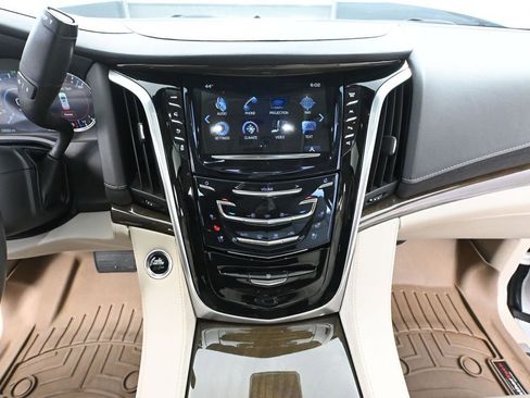 Used 2020 Cadillac Escalade ESV Premium Luxury image 37