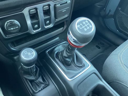 Used 2025 Jeep Wrangler Sport S image 19