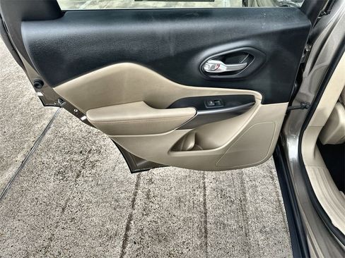 Used 2019 Jeep Cherokee Latitude w/ Popular Appearance Group image 15