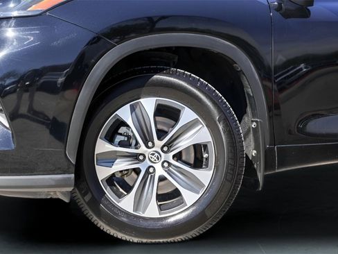 Used 2023 Toyota Highlander XLE image 4