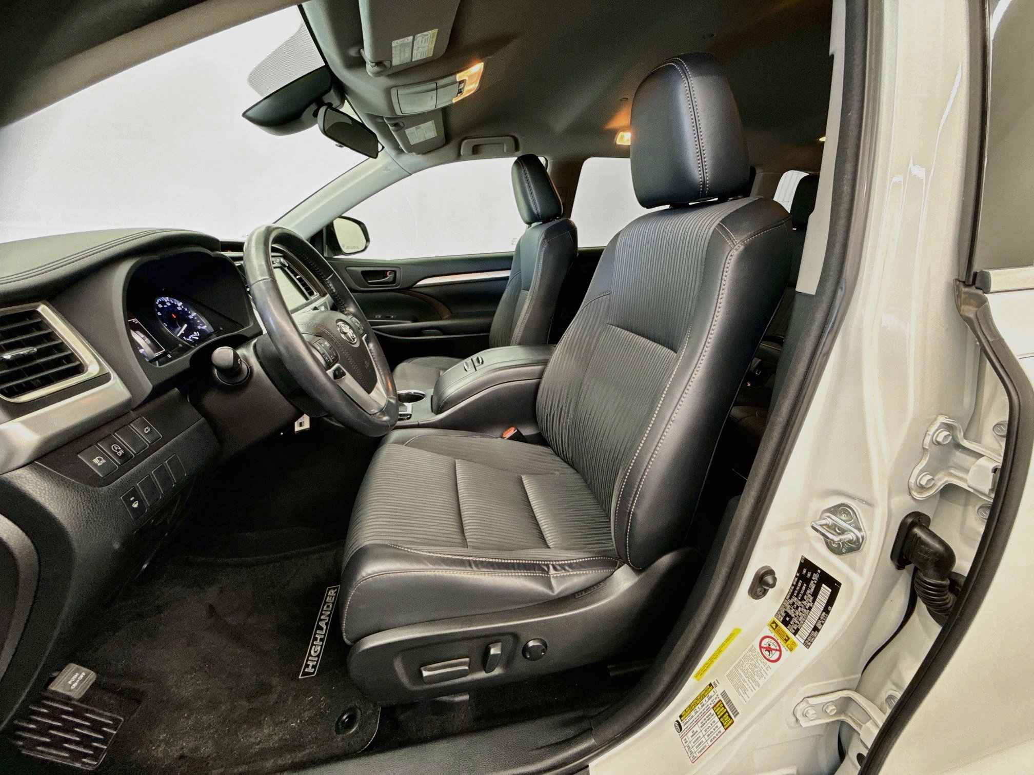 Used 2018 Toyota Highlander Plus FWD image 13