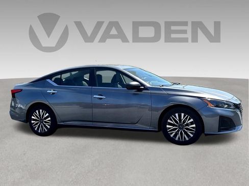 Used 2024 Nissan Altima 2.5 SV FWD image 23