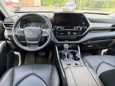 Used 2023 Toyota Highlander XLE FWD image 24
