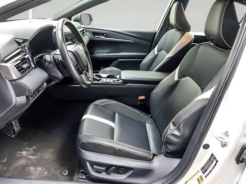 Used 2025 Toyota Camry SE FWD image 8