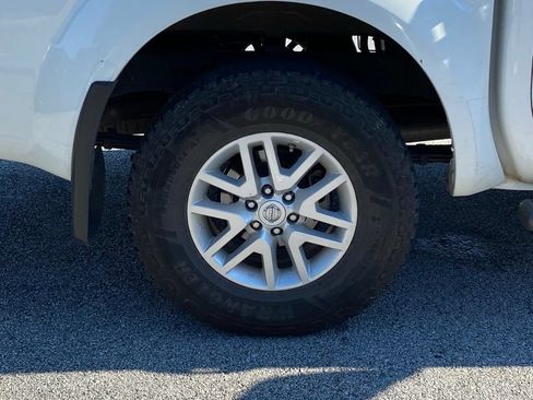 Used 2017 Nissan Frontier SV w/ SV Value Truck Package AWD/4WD image 5