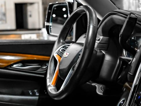 Used 2017 Cadillac Escalade ESV Luxury RWD image 21