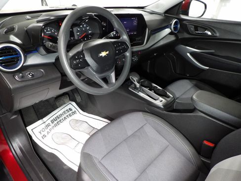 Used 2025 Chevrolet Trax LS w/ Driver Confidence Package FWD image 9