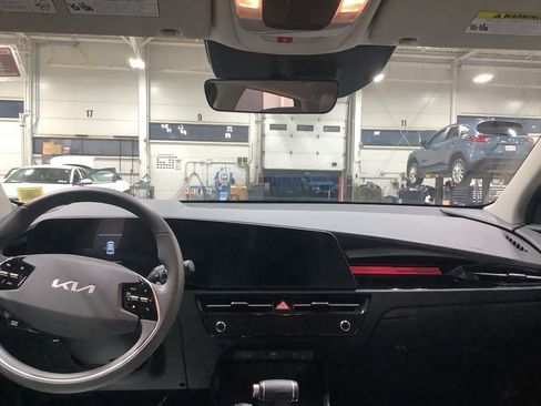 Certified 2025 Kia Niro EX FWD image 7