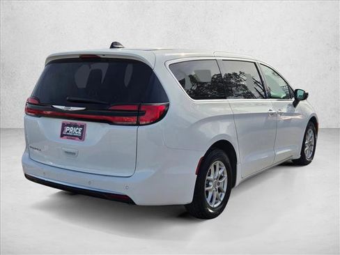 Used 2024 Chrysler Pacifica Touring-L image 5