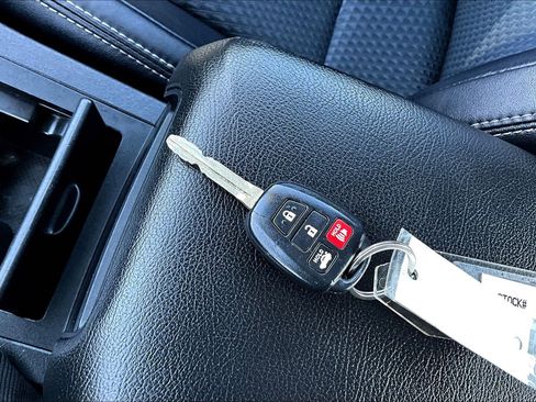 Used 2013 Toyota Camry SE FWD image 10