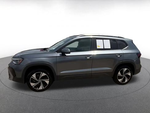 Used 2026 Volkswagen Taos SE AWD/4WD image 8