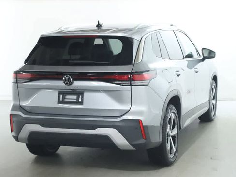 Certified 2025 Volkswagen Tiguan SE image 45