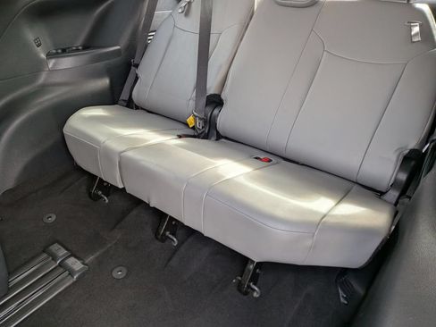 Used 2026 Toyota Sienna XLE FWD image 31