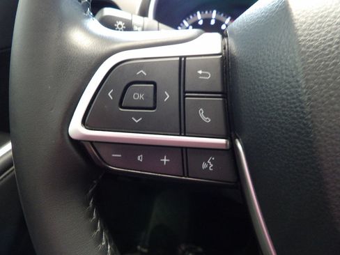 Used 2024 Toyota Highlander XLE AWD/4WD image 30