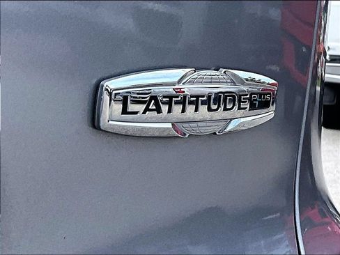 Used 2021 Jeep Cherokee Latitude Plus AWD/4WD image 9