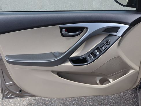 Used 2016 Hyundai Elantra SE FWD image 11