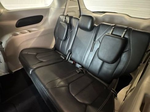 Used 2024 Chrysler Pacifica Touring-L FWD image 23