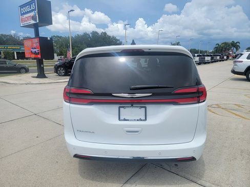 Used 2026 Chrysler Pacifica Select FWD image 5