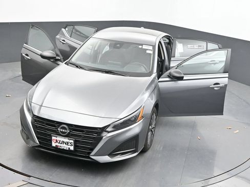 Used 2024 Nissan Altima 2.5 SV AWD/4WD image 33