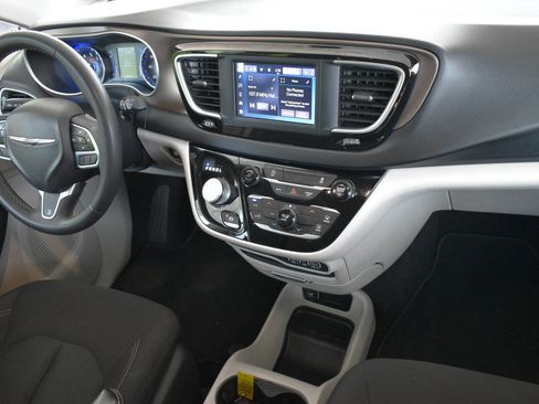 Used 2022 Chrysler Voyager LX FWD image 28