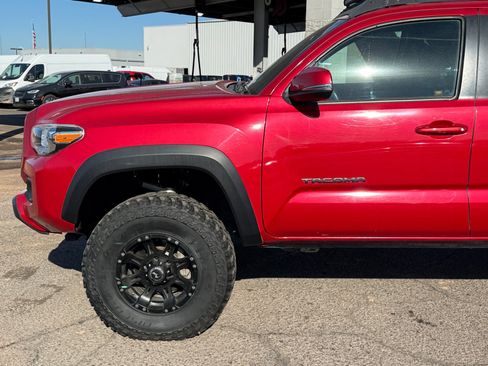 Used 2021 Toyota Tacoma TRD Off-Road w/ Technology Package image 10
