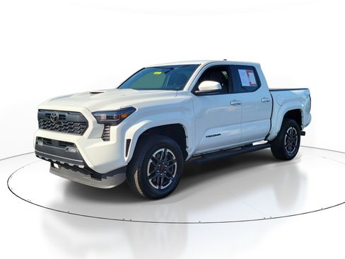 Used 2025 Toyota Tacoma TRD Sport AWD/4WD image 2