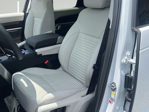 Used 2025 Land Rover Discovery Dynamic SE AWD/4WD image 14