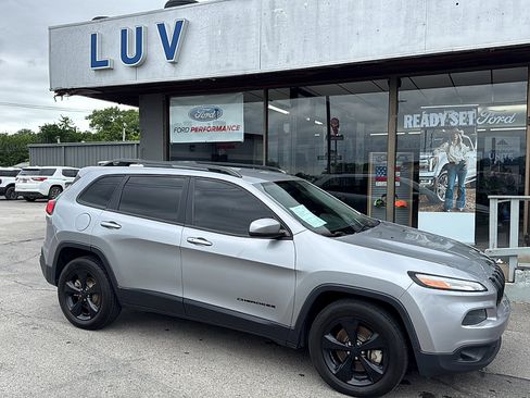 Used 2015 Jeep Cherokee Latitude w/ Comfort/Convenience Group AWD/4WD image 2