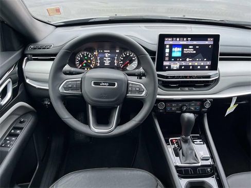 Used 2023 Jeep Compass Limited image 12